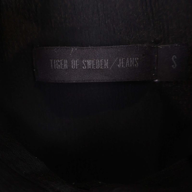 Närbild på etikett med text Tiger of Sweden Jeans S