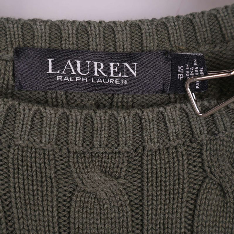 Närbild på LAUREN Ralph Lauren logga i nacken