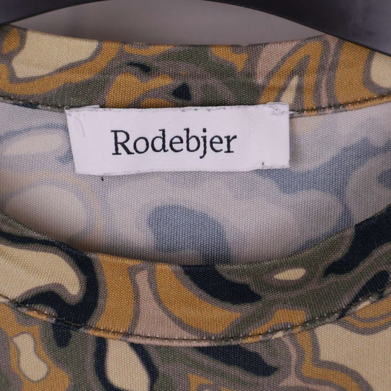 Närbild på Rodebjer etikett vid halsringningen
