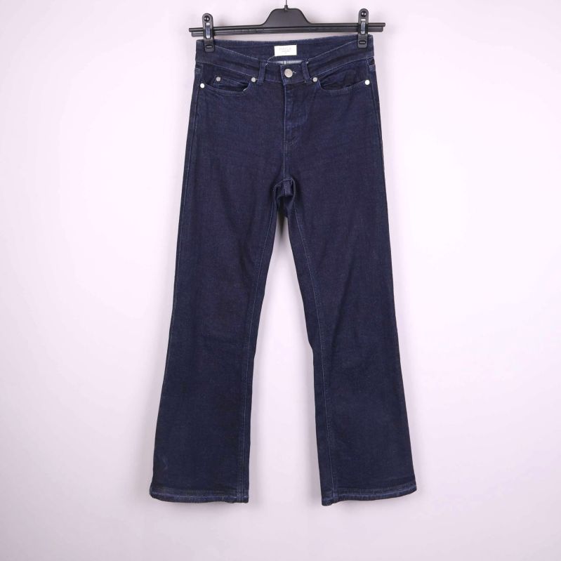 Framsida av mörkblå raka jeans på galge