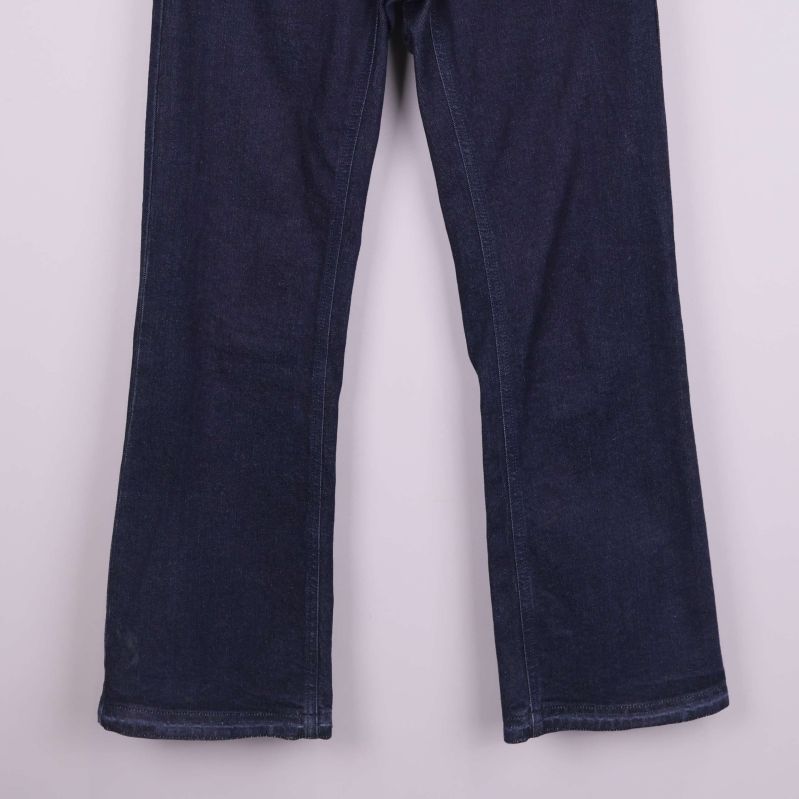 Närbild av benslut på mörkblå jeans