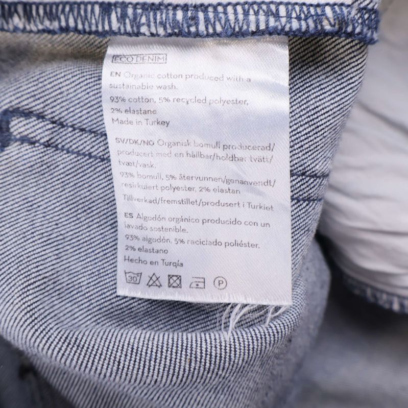 Materialetikett med information om jeansens innehåll