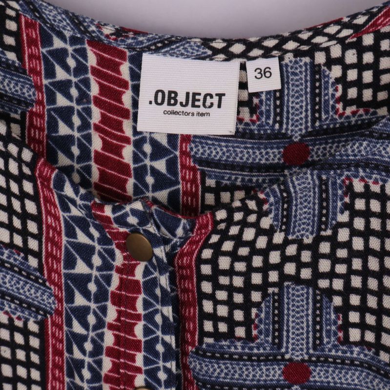 Närbild på Object-märke och storlek 36 i nacken