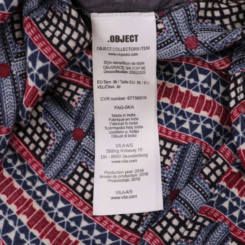 Material- och tvättetikett inuti Object-blusen