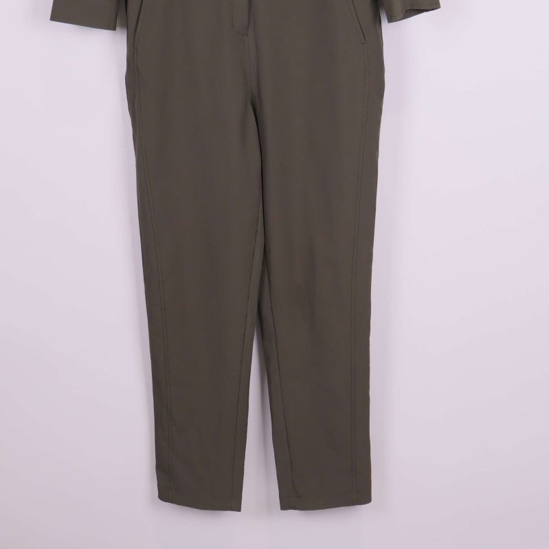 Närbild på byxbenens nedre del av jumpsuiten