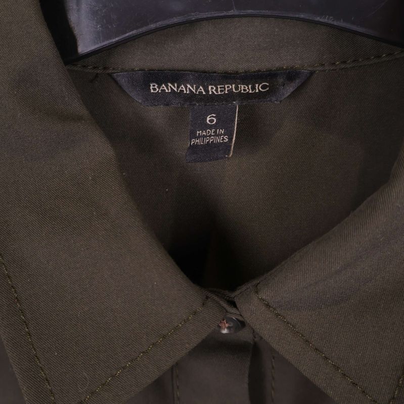 Närbild på etikett med Banana Republic och storlek 6