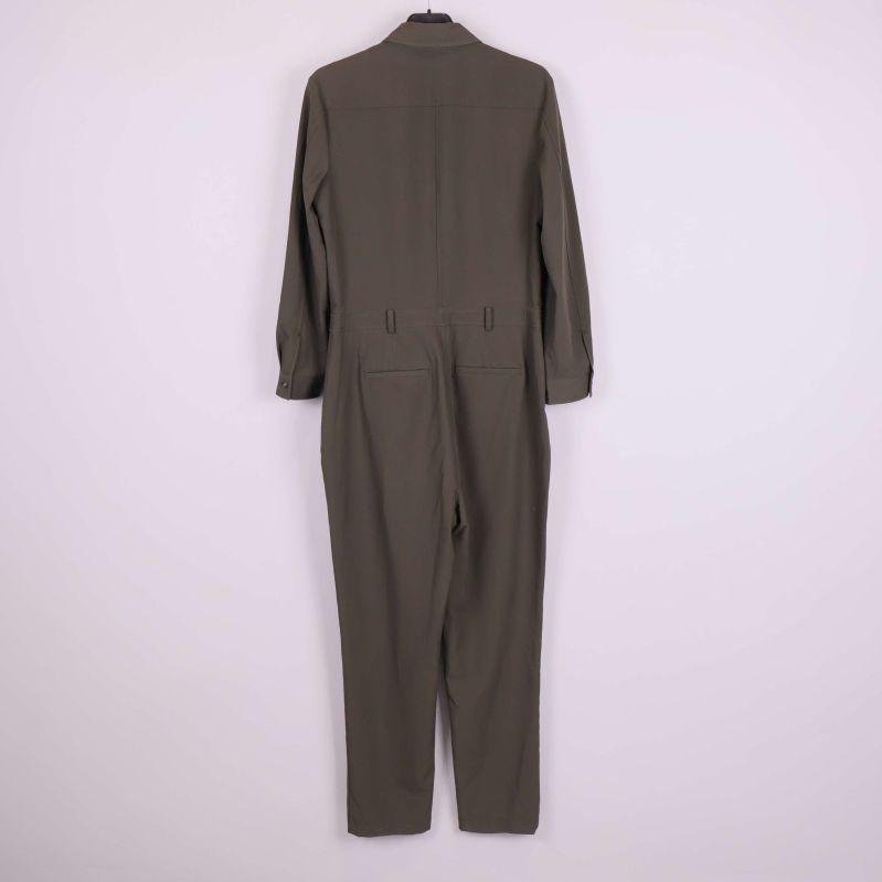 Jumpsuit bakifrån med raka ben och enkel design
