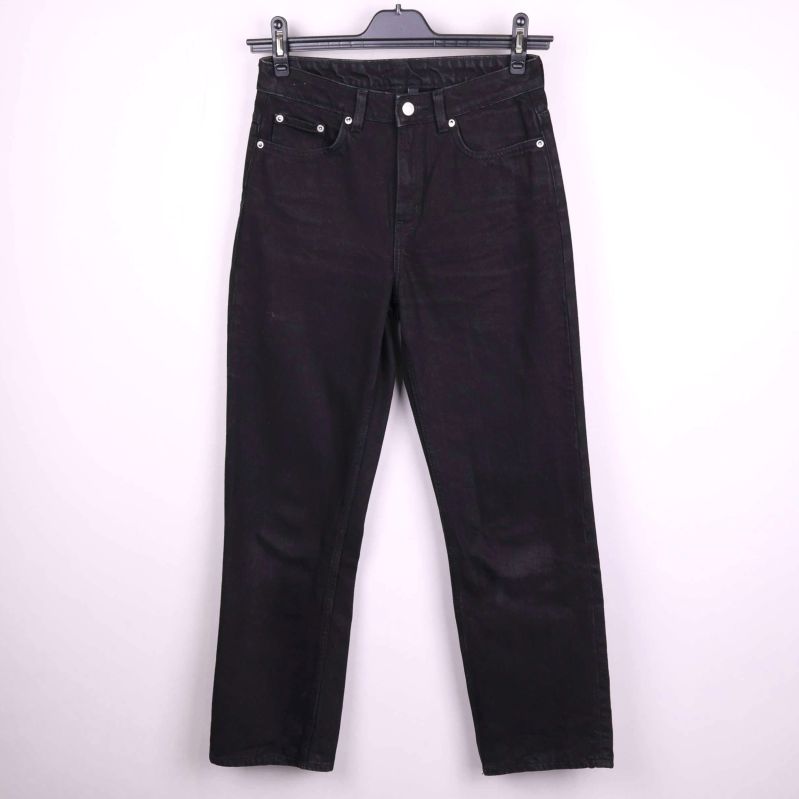 Framsidan av svarta raka jeans på galge