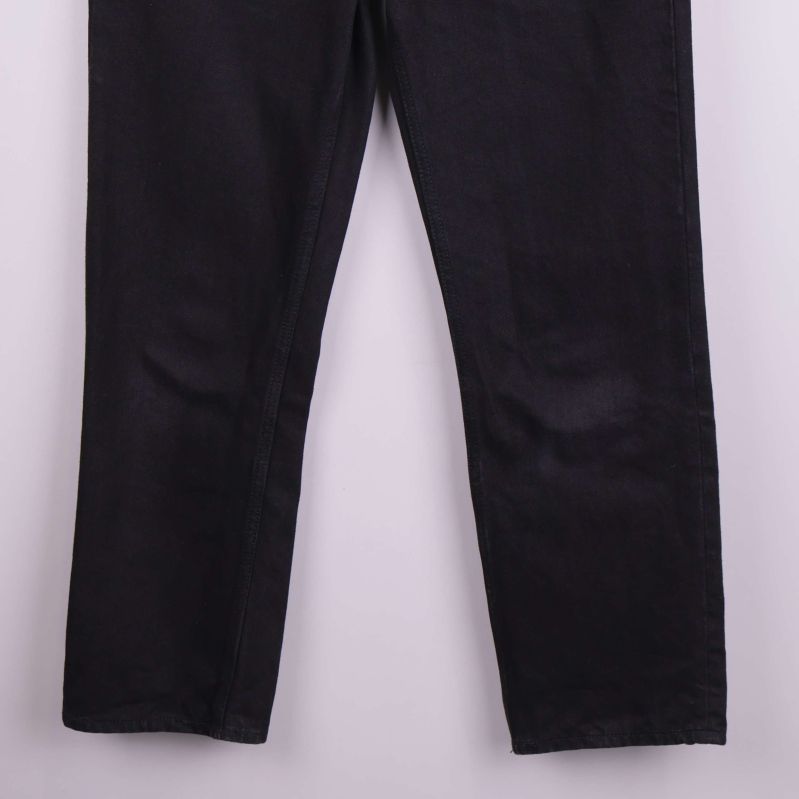 Närbild på nedre delen av raka jeansben