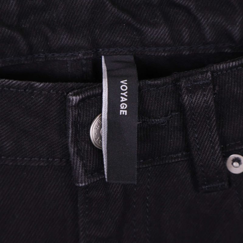 Etikett inuti jeansen med texten Voyage