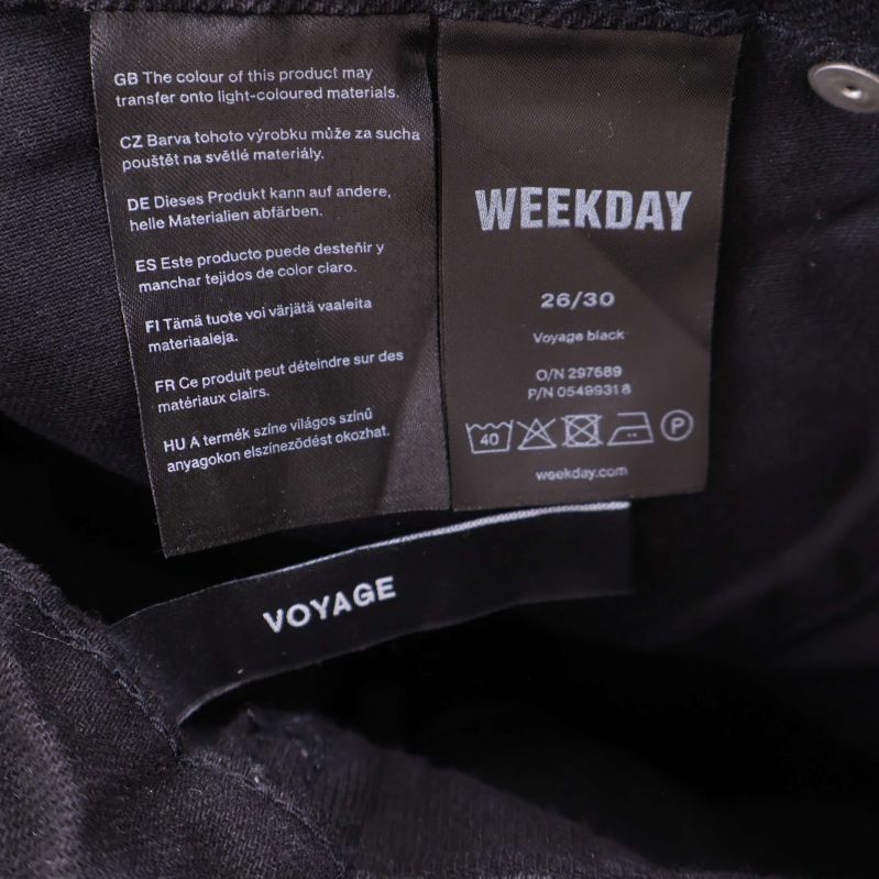 Tvätt- och storleksetiketter inuti svarta jeans
