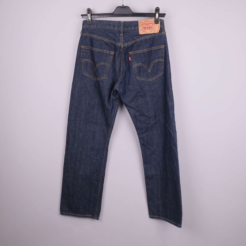 Baksida av jeans med tydliga kontrastsömmar och klassisk lapp