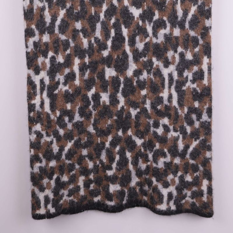 Närbild på nederkanten av leopardmönstrad kjol