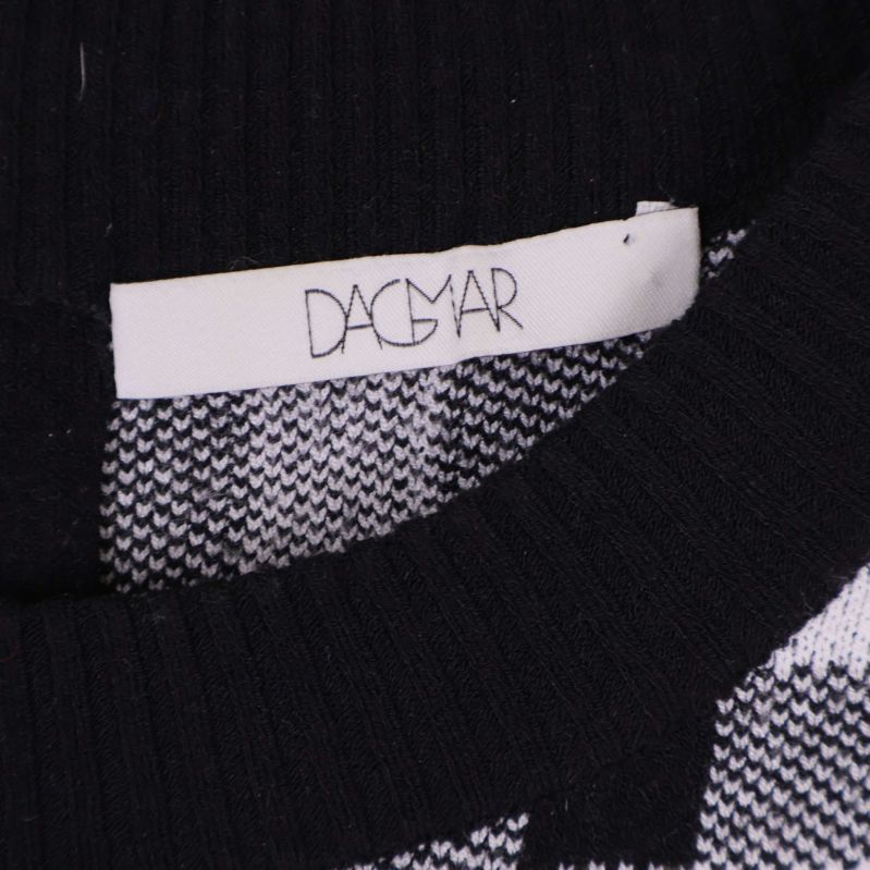 Närbild på Dagmar-logotyp på klänningens etikett