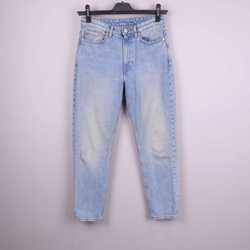 Jeans framsida med ljusblå tvätt och raka ben