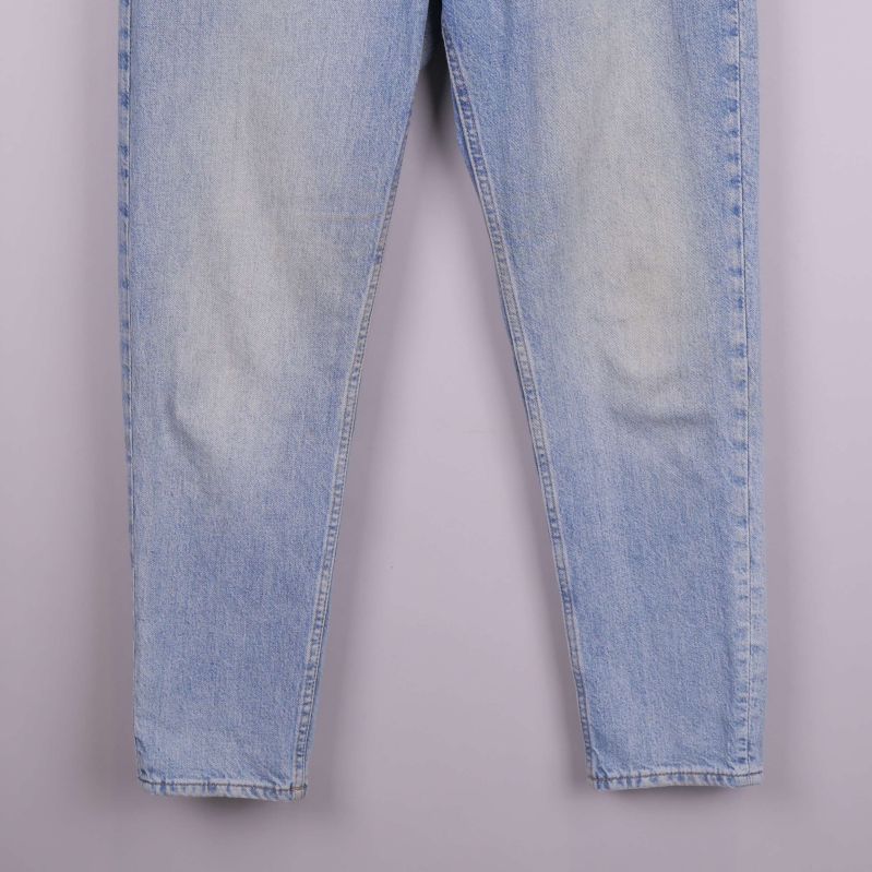 Närbild på nederdel av jeans med rak benform