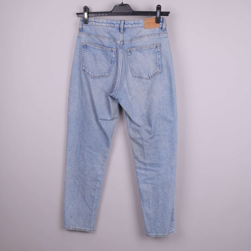 Jeans baksida med två bakfickor och läderpatch