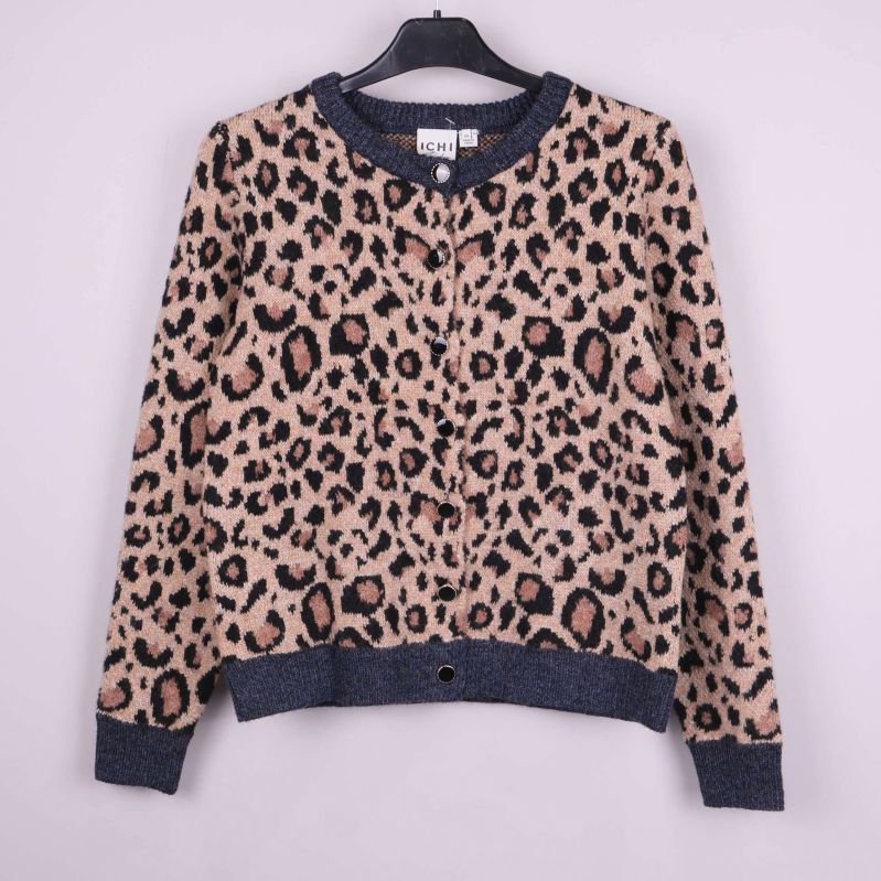 Leopardmönstrad cardigan med mörkblå ribb och knappar framtill
