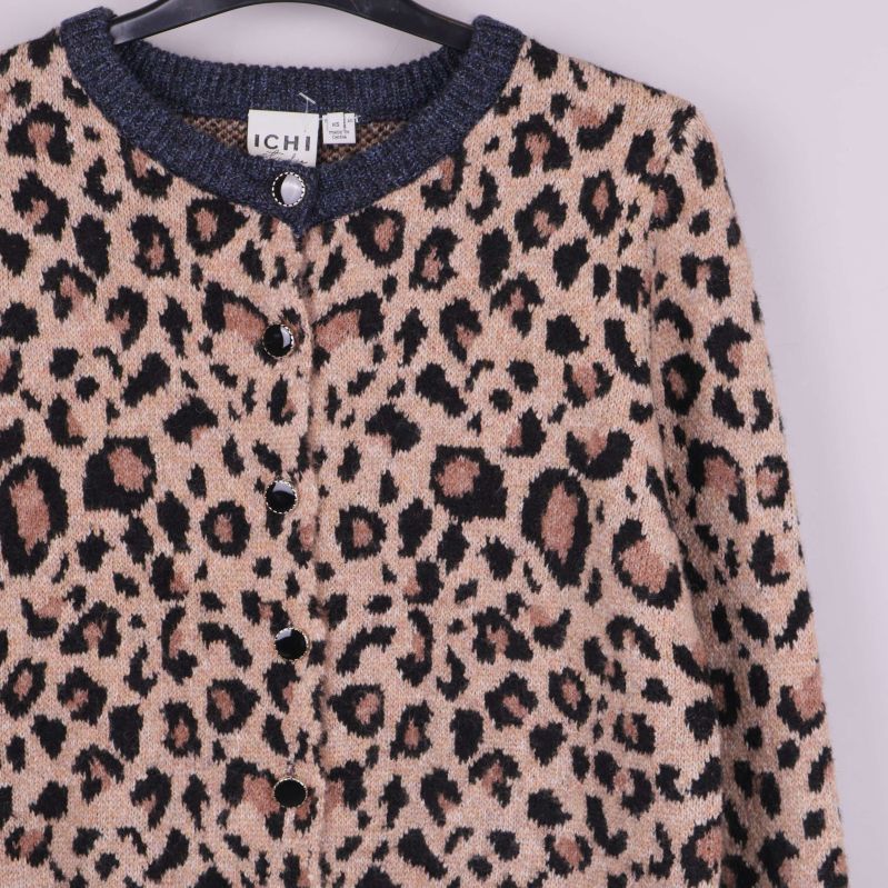 Närbild på leopardmönstrad cardigan och knäppning