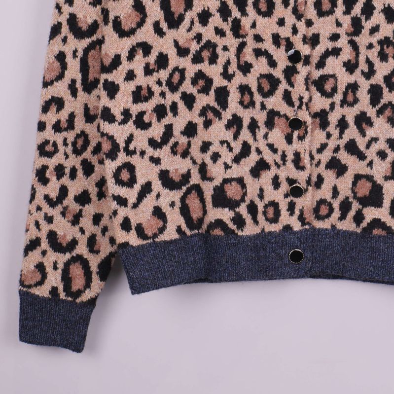 Närbild på nederkant och ärm av leopardmönstrad cardigan