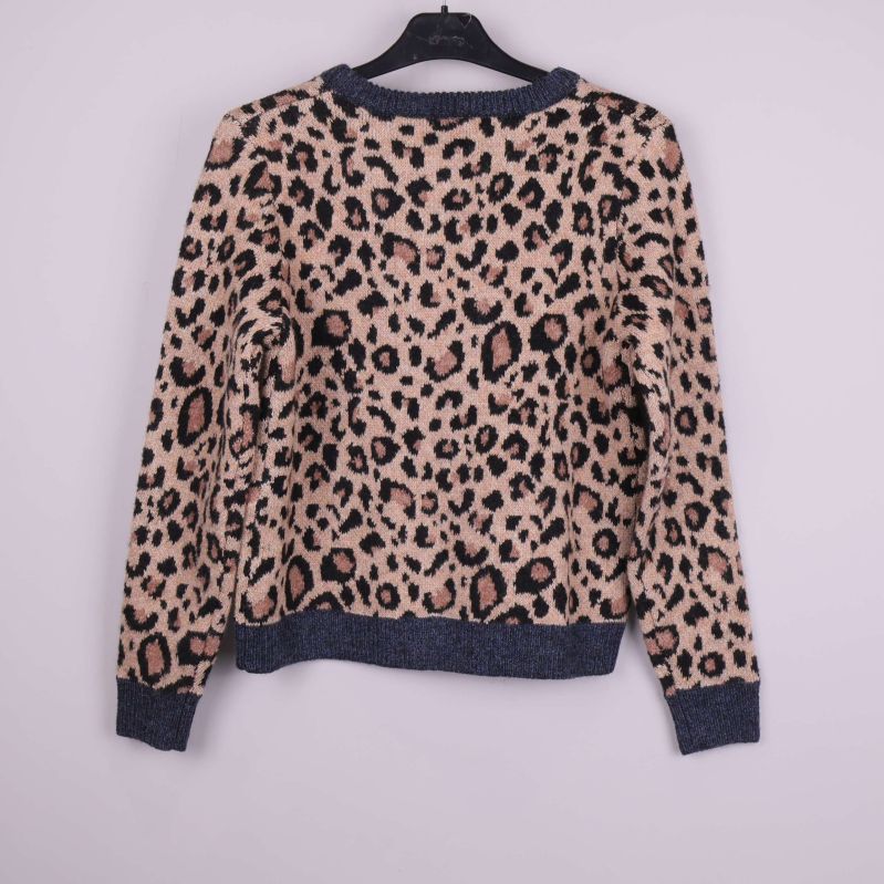 Baksidan av leopardmönstrad cardigan med blå muddar