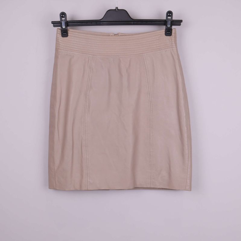 Beige läderkjol framifrån, längd över knät