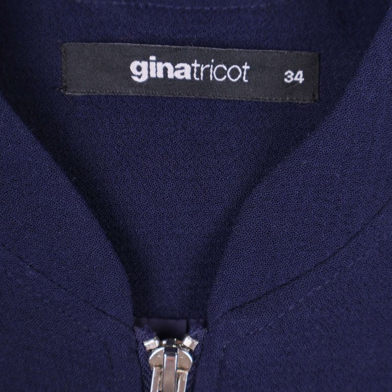 Närbild på gina tricot-märke och storlek 34