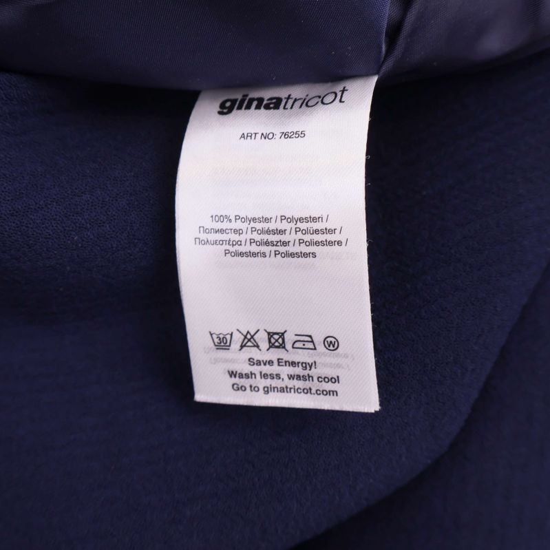 Materialetikett med information om 100% polyester