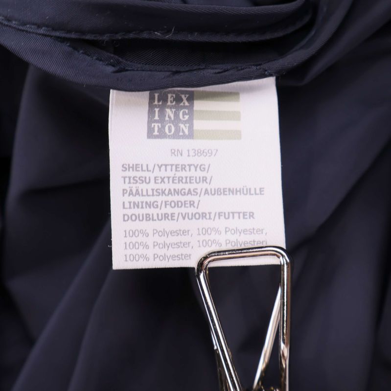 Materialetikett visar 100 procent polyester
