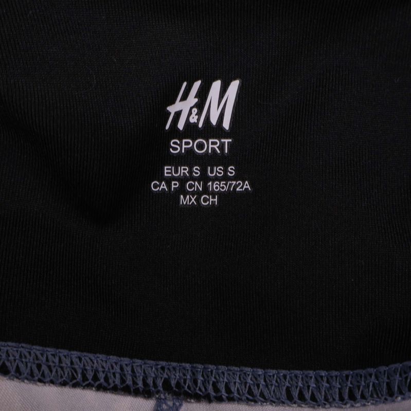 Närbild av H&M Sport-tryck på insidan av tightsen