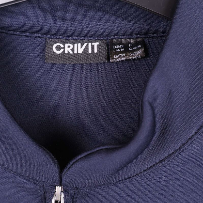 Närbild på kragen och etiketten med Crivit-loggan