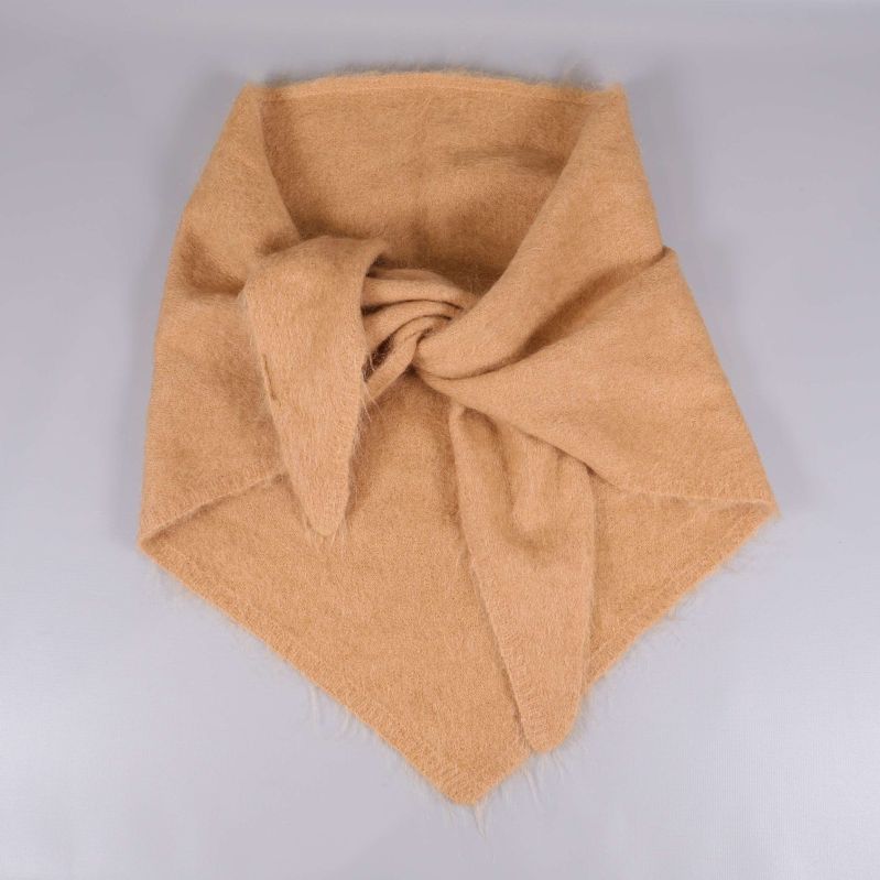 Beige trekantssjal uppknuten med tydlig form