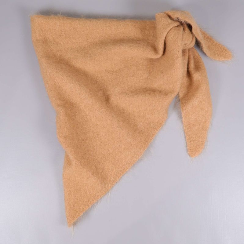 Beige trekantssjal knuten till höger i bild