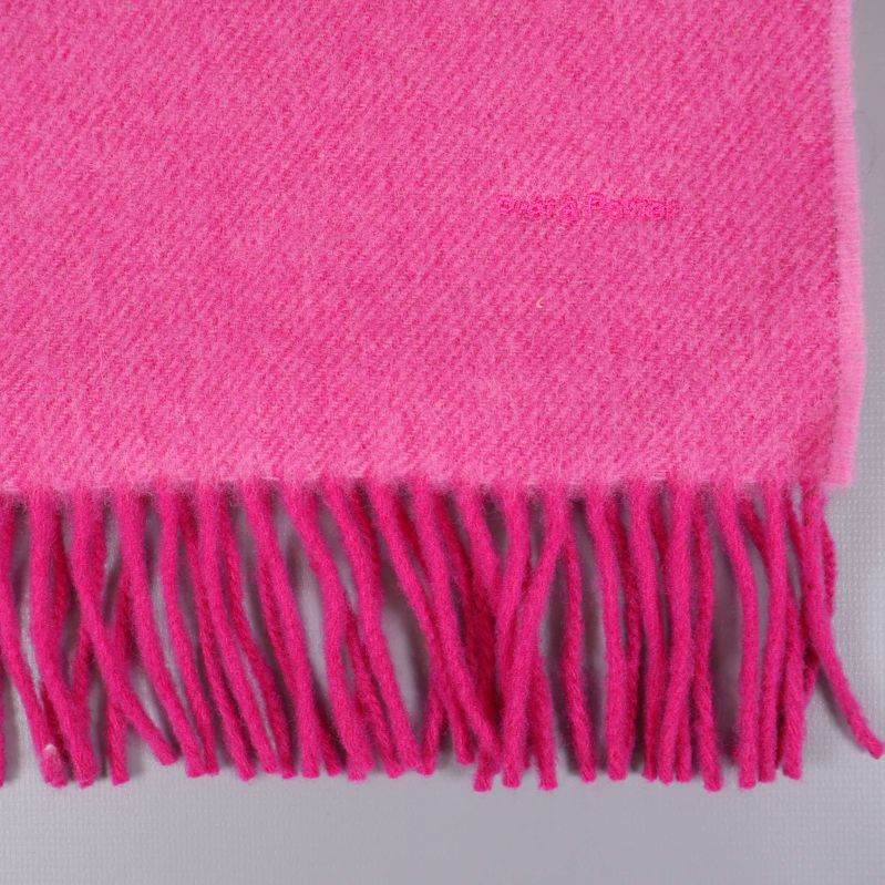 Närbild på rosa halsdukens nedre kant med fransar