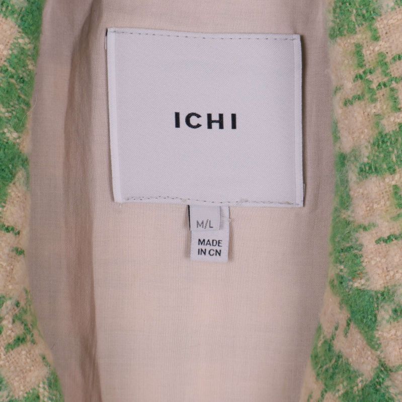 Närbild på ICHI-märkesetikett och storlek M/L