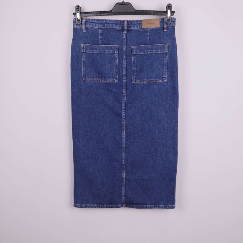 Baksida av denimkjol med två stora bakfickor