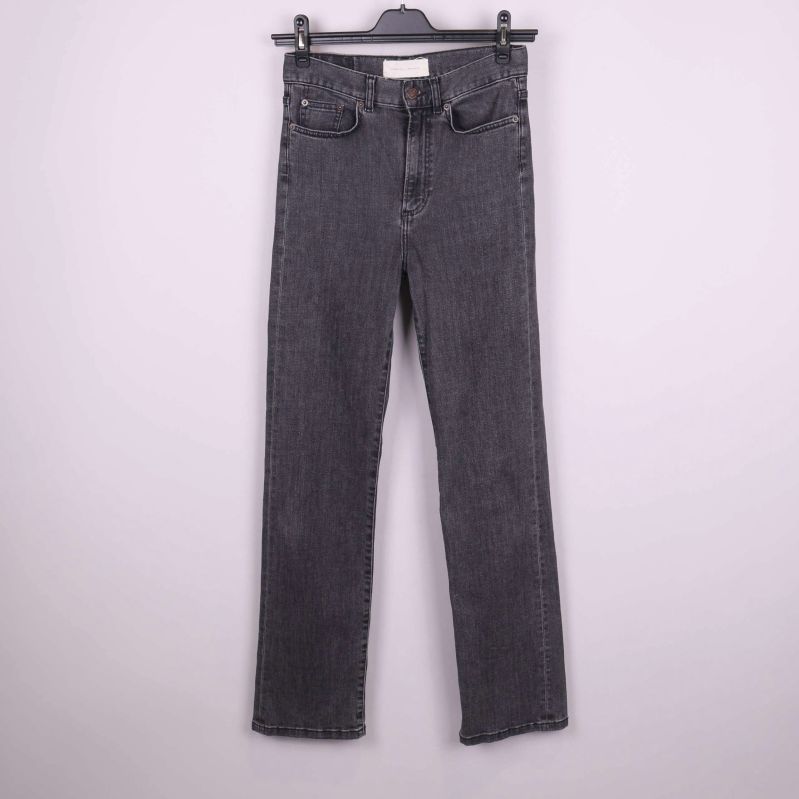 Framsida av raka svarta jeans på galge