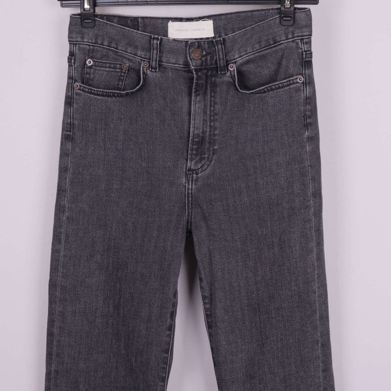 Lår och benslut på svarta raka jeans