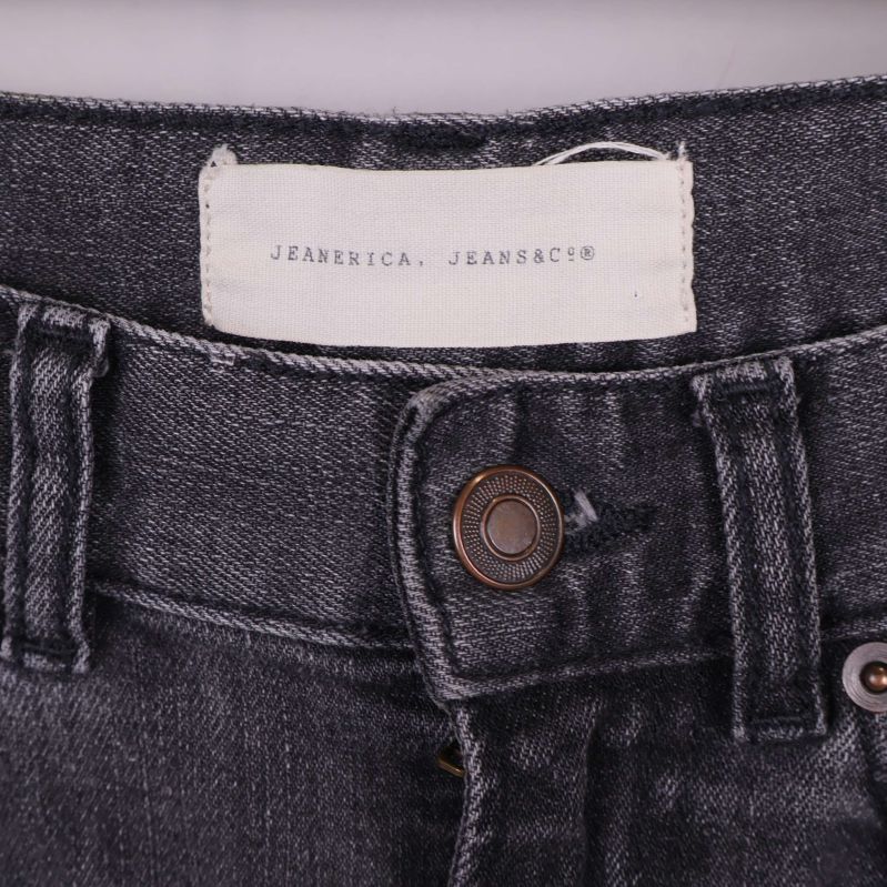 Närbild på midja och knapp med etikett JEANERICA JEANSAC®