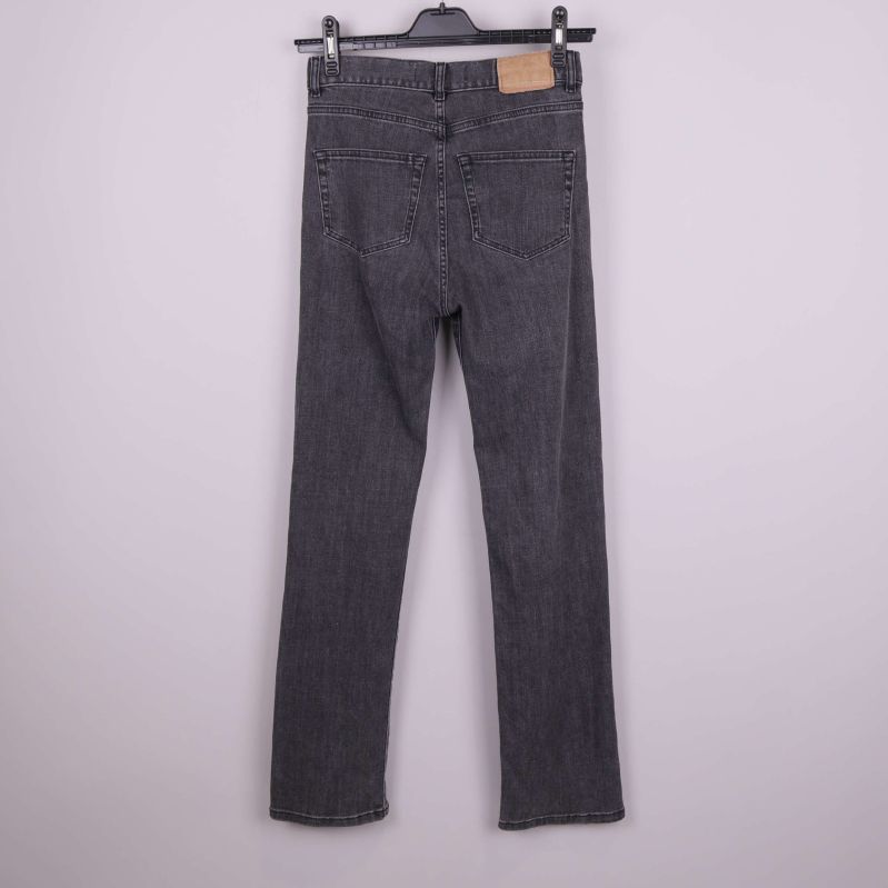 Baksida av raka svarta jeans med fickor