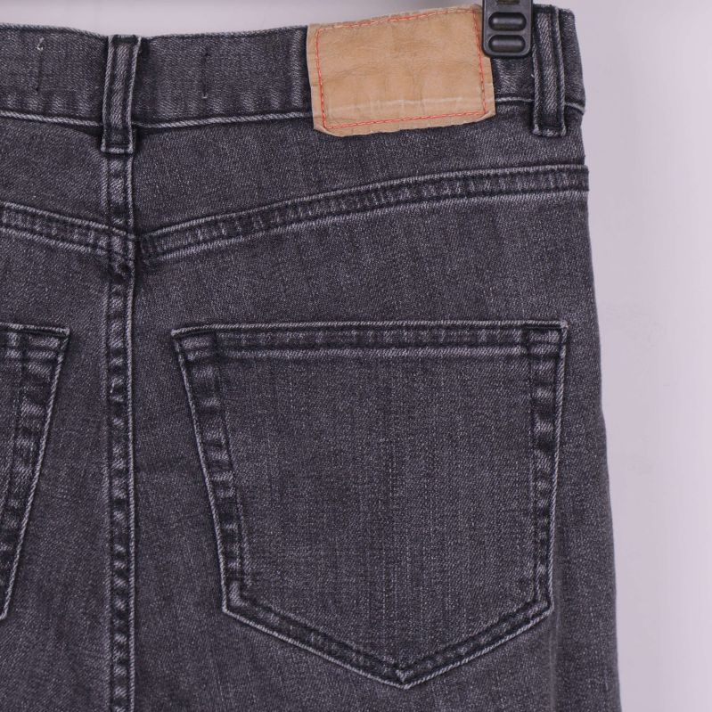 Närbild på bakficka och lapp på svarta jeans