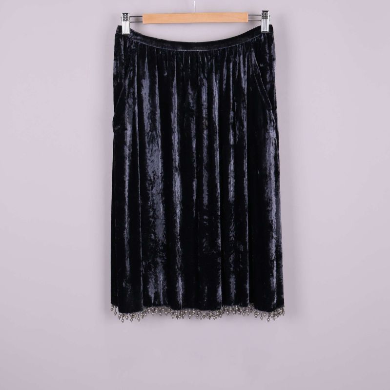Plisserad svart sammetskjol med pärlor längs nederkanten