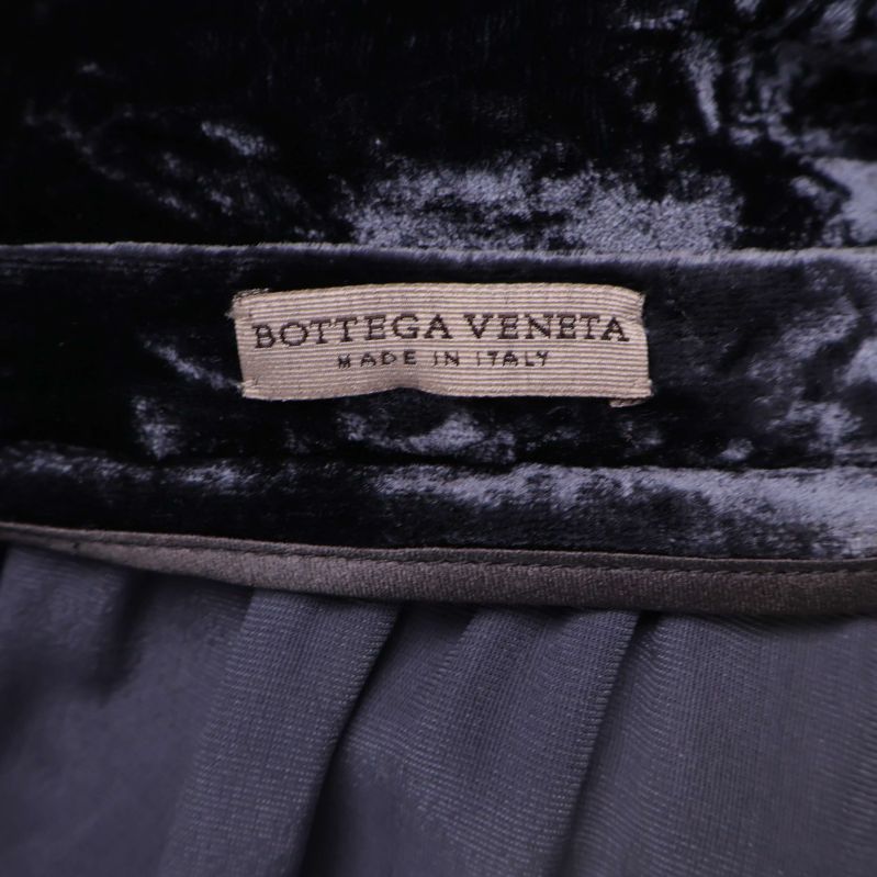 Märkesetikett från Bottega Veneta på svart sammetskjol