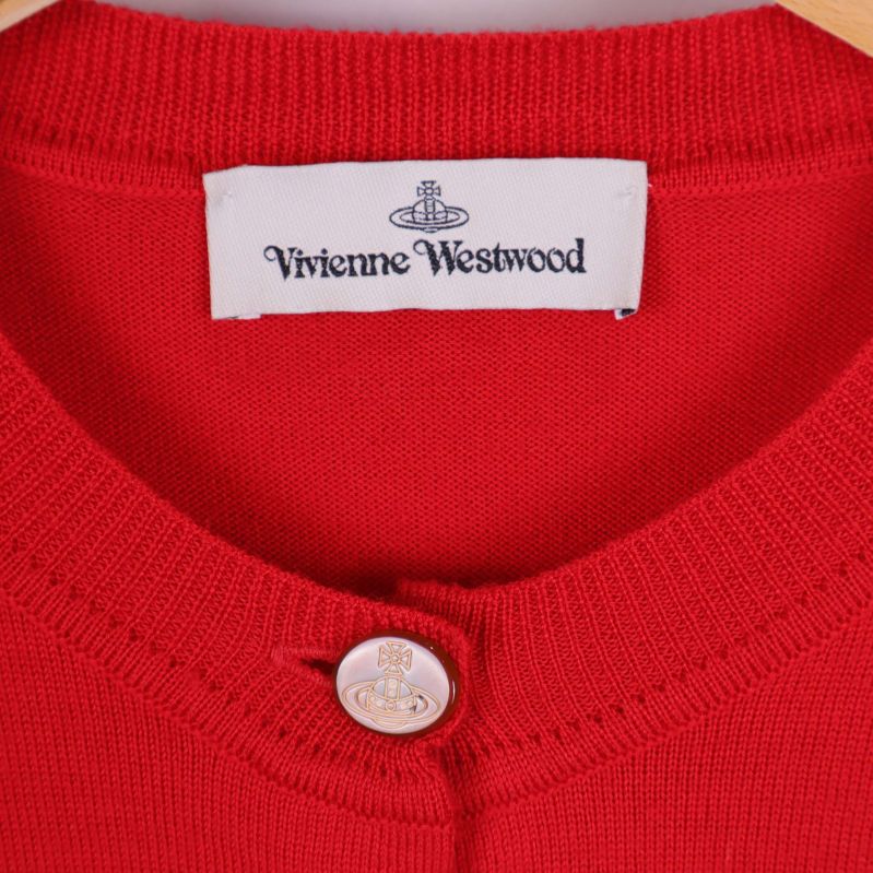Närbild på Vivienne Westwood-logga i nacken och knapp