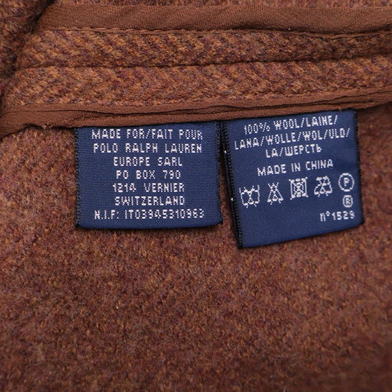 Materialetikett med text 100% wool på insidan