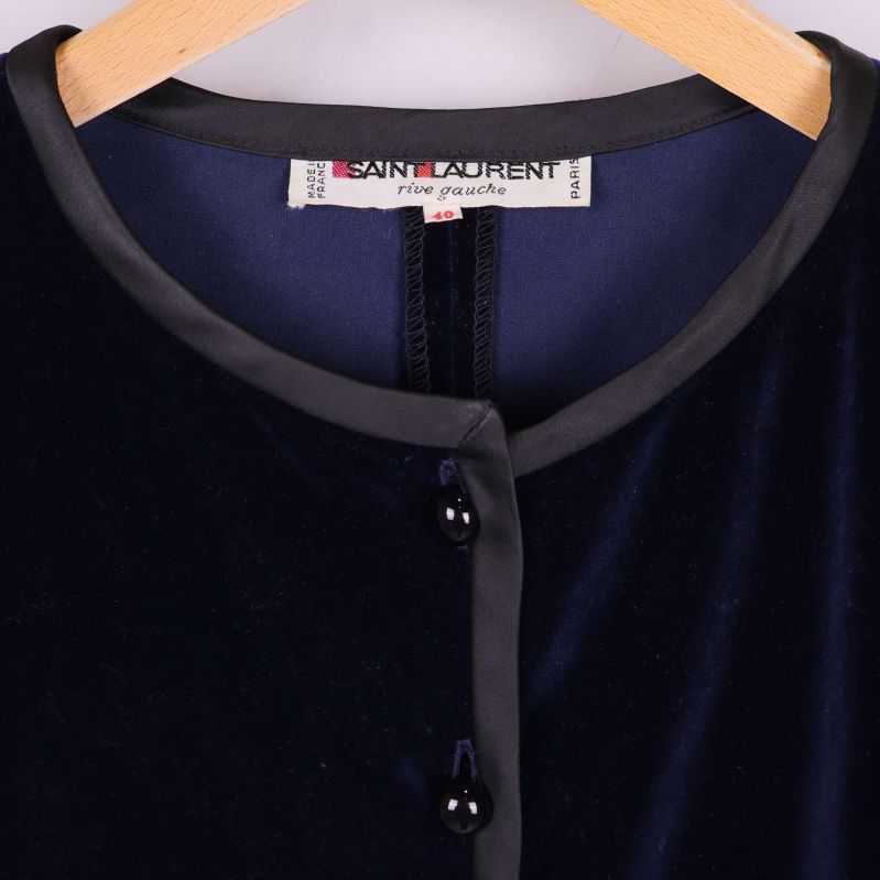 Närbild på krage och Saint Laurent-märke med svarta detaljer