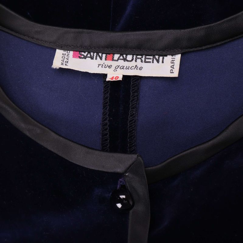 Närbild på Saint Laurent-rive gauche-etikett i halsen