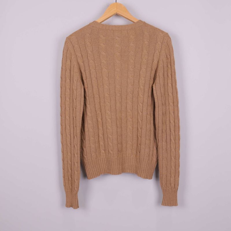 Baksida av beige stickad tröja 