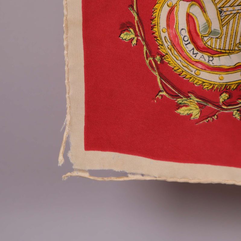 Uppfläkt och trasig kant på scarfens hörn