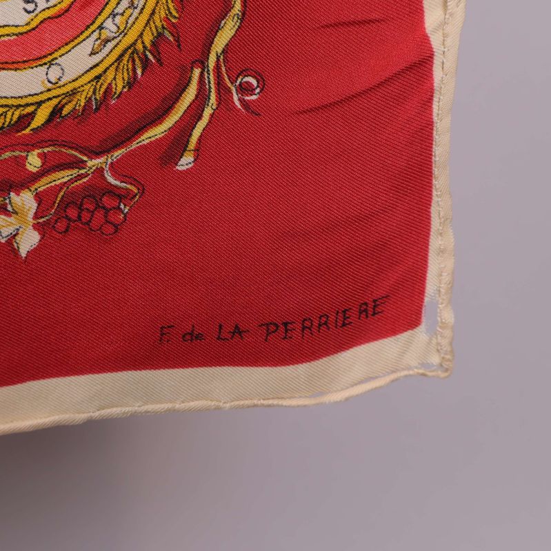 Signatur F. de la Perriere på scarfens hörn